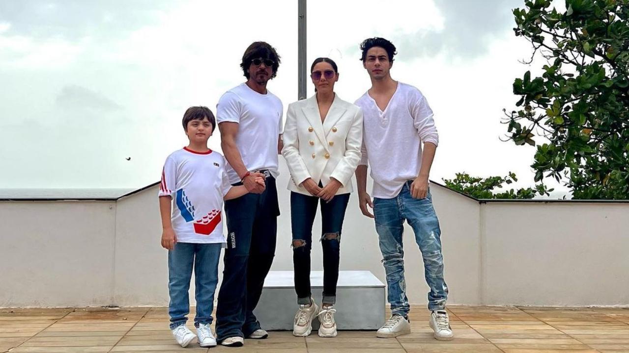 Har Ghar Tiranga: Shah Rukh Khan, Gauri Khan, Aryan Khan, AbRam Khan hoist tricolour at Mannat Har Ghar Tiranga: Shah Rukh Khan, Gauri Khan, Aryan Khan, AbRam Khan hoist tricolour at Mannat